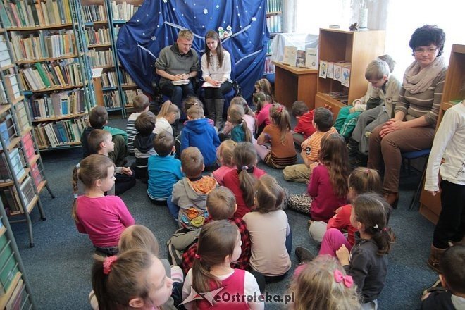 Przedszkolaki z miejskiej „jedynki” i „dziewiątki” dowiedziały się jak powstają wiersze [ZDJĘCIA] - zdjęcie #4 - eOstroleka.pl
