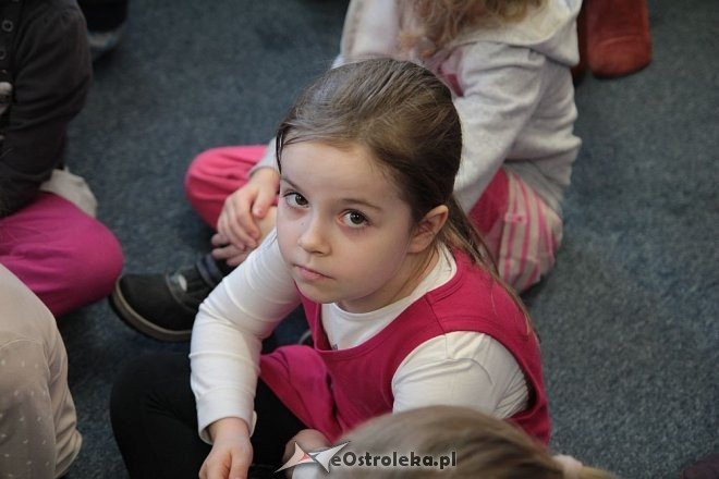 Przedszkolaki z miejskiej „jedynki” i „dziewiątki” dowiedziały się jak powstają wiersze [ZDJĘCIA] - zdjęcie #9 - eOstroleka.pl