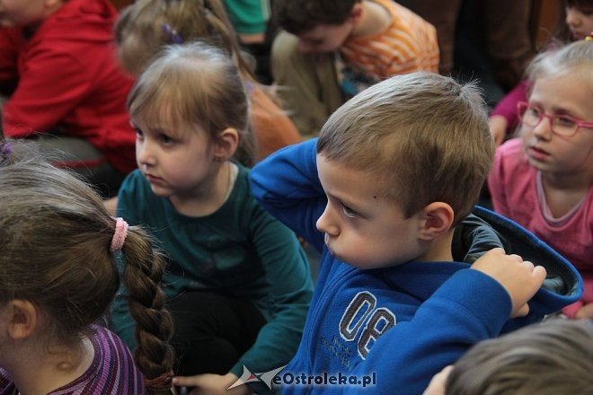 Przedszkolaki z miejskiej „jedynki” i „dziewiątki” dowiedziały się jak powstają wiersze [ZDJĘCIA] - zdjęcie #13 - eOstroleka.pl