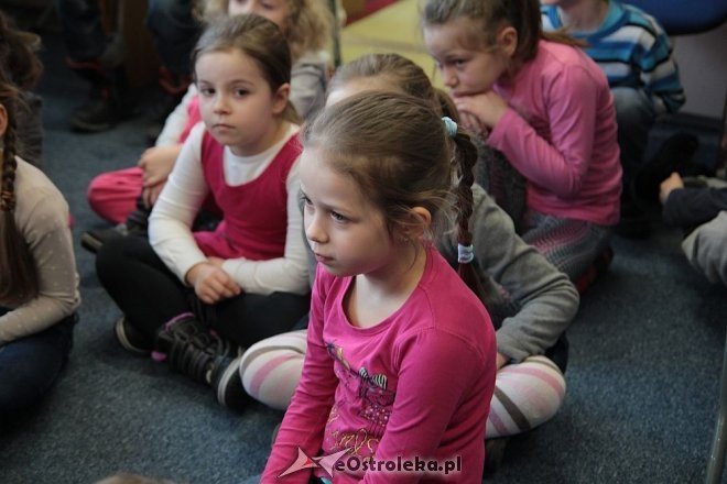 Przedszkolaki z miejskiej „jedynki” i „dziewiątki” dowiedziały się jak powstają wiersze [ZDJĘCIA] - zdjęcie #15 - eOstroleka.pl