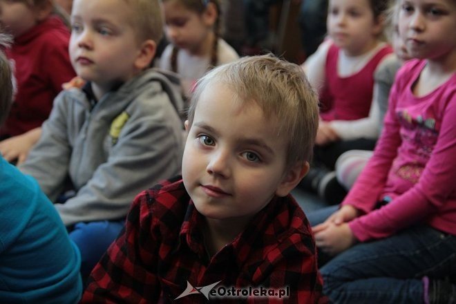 Przedszkolaki z miejskiej „jedynki” i „dziewiątki” dowiedziały się jak powstają wiersze [ZDJĘCIA] - zdjęcie #16 - eOstroleka.pl