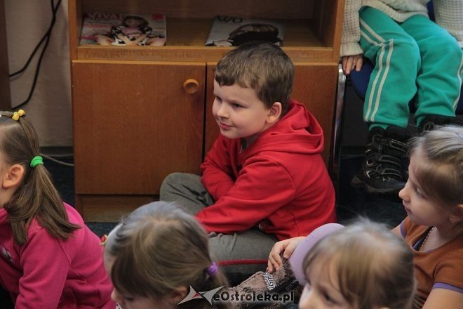 Przedszkolaki z miejskiej „jedynki” i „dziewiątki” dowiedziały się jak powstają wiersze [ZDJĘCIA] - zdjęcie #24 - eOstroleka.pl