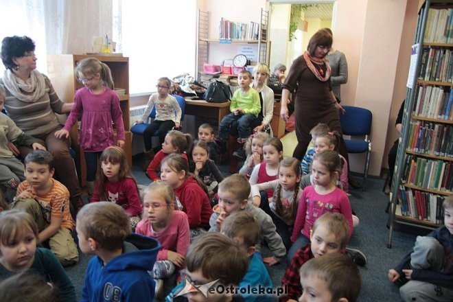 Przedszkolaki z miejskiej „jedynki” i „dziewiątki” dowiedziały się jak powstają wiersze [ZDJĘCIA] - zdjęcie #26 - eOstroleka.pl
