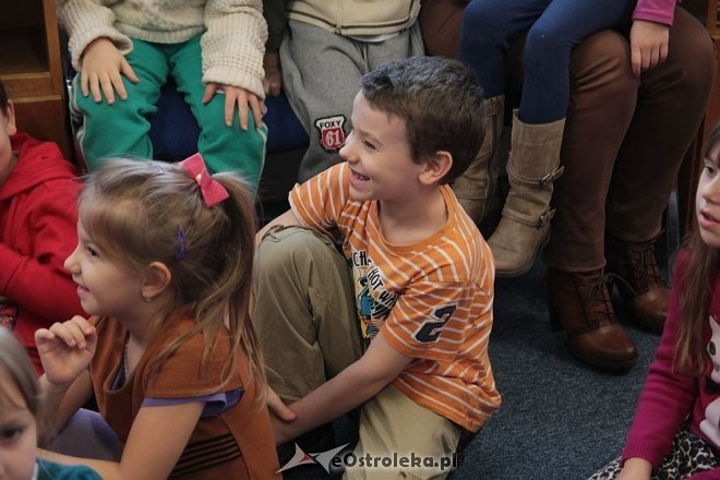Przedszkolaki z miejskiej „jedynki” i „dziewiątki” dowiedziały się jak powstają wiersze [ZDJĘCIA] - zdjęcie #28 - eOstroleka.pl
