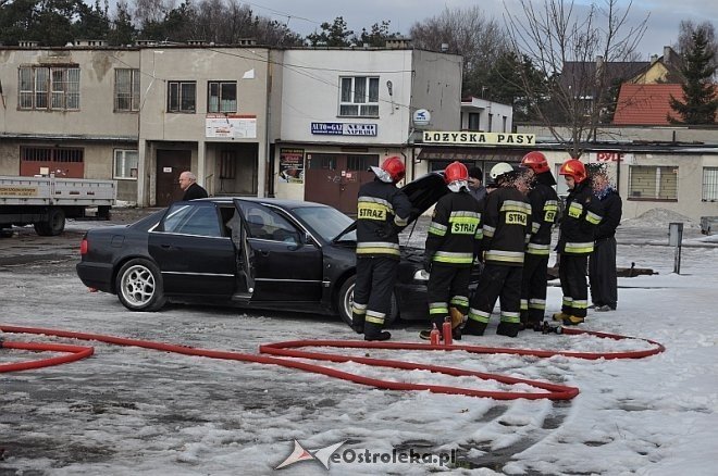 Ostrołęka: Samozapłon auta przyczyną interwencji strażaków [08.02.2014] - zdjęcie #1 - eOstroleka.pl
