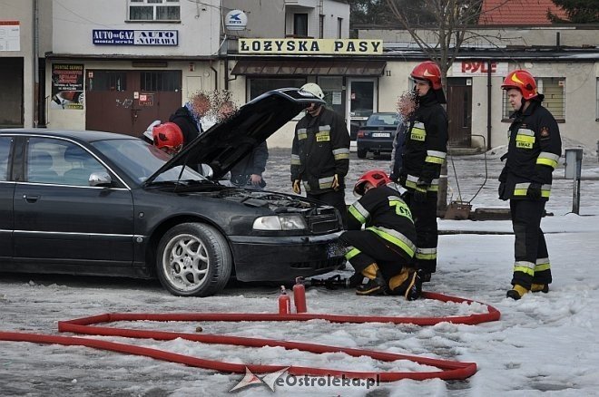 Ostrołęka: Samozapłon auta przyczyną interwencji strażaków [08.02.2014] - zdjęcie #5 - eOstroleka.pl