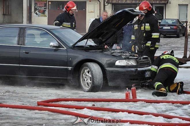 Ostrołęka: Samozapłon auta przyczyną interwencji strażaków [08.02.2014] - zdjęcie #6 - eOstroleka.pl