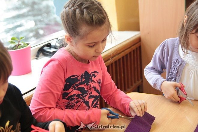 Twórczyni ludowa z wizytą w miejskiej „siódemce” - zdjęcie #3 - eOstroleka.pl