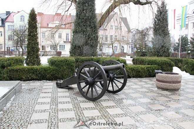 Nowa armata na Placu Bema [11.02.2014] - zdjęcie #2 - eOstroleka.pl