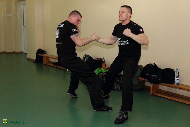 Krav Maga w Kadzidle. Mieszkańcy uczyli się samoobrony [11.02.2013] - zdjęcie #49 - eOstroleka.pl