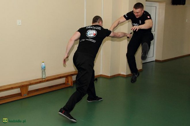 Krav Maga w Kadzidle. Mieszkańcy uczyli się samoobrony [11.02.2013] - zdjęcie #16 - eOstroleka.pl