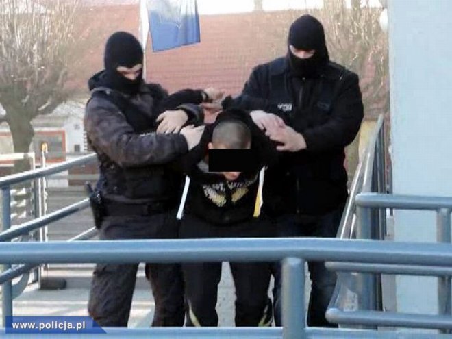 Policja zatrzymał podejrzanych o handel dopalaczami - zdjęcie #9 - eOstroleka.pl