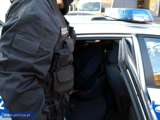Policja zatrzymał podejrzanych o handel dopalaczami - zdjęcie #4 - eOstroleka.pl