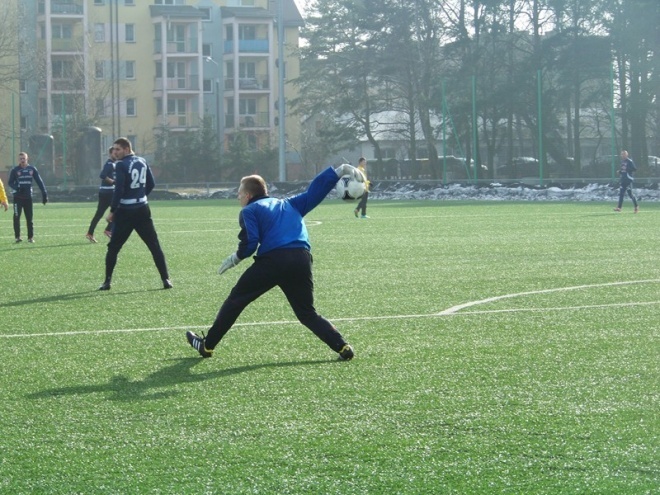 Narew Ostrołęka - Iskra Krasne (15.02.2014) - zdjęcie #17 - eOstroleka.pl
