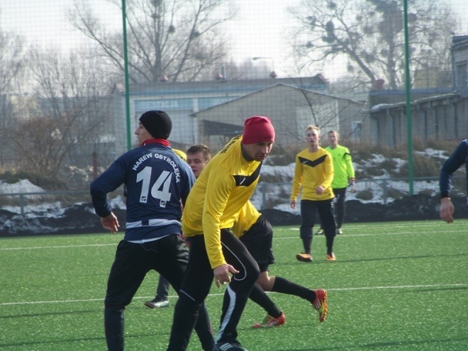 Narew Ostrołęka - Iskra Krasne (15.02.2014) - zdjęcie #4 - eOstroleka.pl