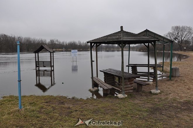 Obecny stan poziomu wody w Narwi [25.02.2014] - zdjęcie #4 - eOstroleka.pl
