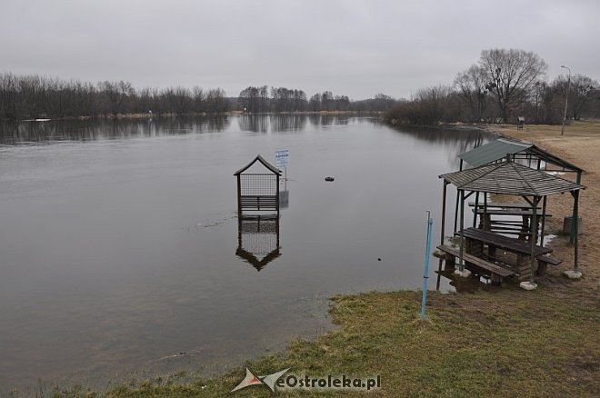 Obecny stan poziomu wody w Narwi [25.02.2014] - zdjęcie #5 - eOstroleka.pl
