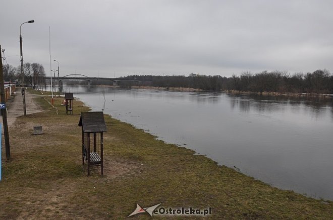 Obecny stan poziomu wody w Narwi [25.02.2014] - zdjęcie #6 - eOstroleka.pl