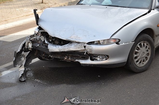 Kolizja na skrzyżowaniu Świętokrzyskiej i Farnej [27.02.2014] - zdjęcie #1 - eOstroleka.pl