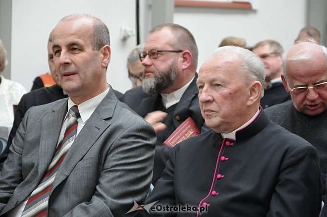 Promocja monografii pt. „Ecclesia ostrolencensis. Dzieje parafii i kościoła pw. Nawiedzenia NMP w Ostrołęce” [ZDJĘCIA] - zdjęcie #19 - eOstroleka.pl
