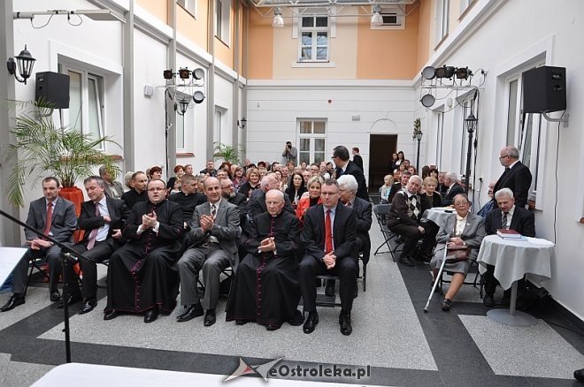 Promocja monografii pt. „Ecclesia ostrolencensis. Dzieje parafii i kościoła pw. Nawiedzenia NMP w Ostrołęce” [ZDJĘCIA] - zdjęcie #17 - eOstroleka.pl