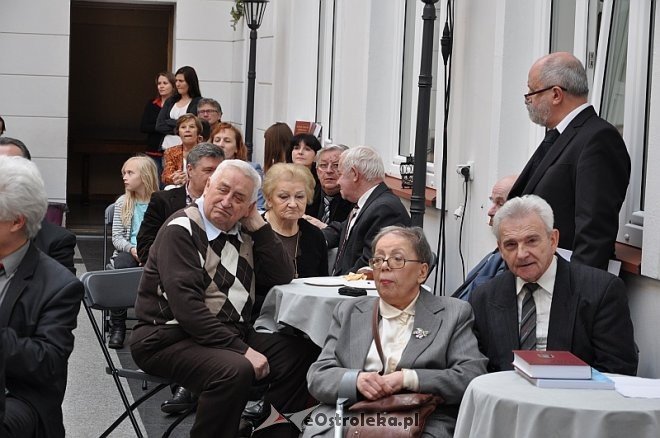 Promocja monografii pt. „Ecclesia ostrolencensis. Dzieje parafii i kościoła pw. Nawiedzenia NMP w Ostrołęce” [ZDJĘCIA] - zdjęcie #16 - eOstroleka.pl