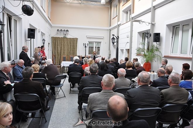 Promocja monografii pt. „Ecclesia ostrolencensis. Dzieje parafii i kościoła pw. Nawiedzenia NMP w Ostrołęce” [ZDJĘCIA] - zdjęcie #10 - eOstroleka.pl