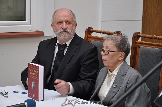 Promocja monografii pt. „Ecclesia ostrolencensis. Dzieje parafii i kościoła pw. Nawiedzenia NMP w Ostrołęce” [ZDJĘCIA] - zdjęcie #8 - eOstroleka.pl