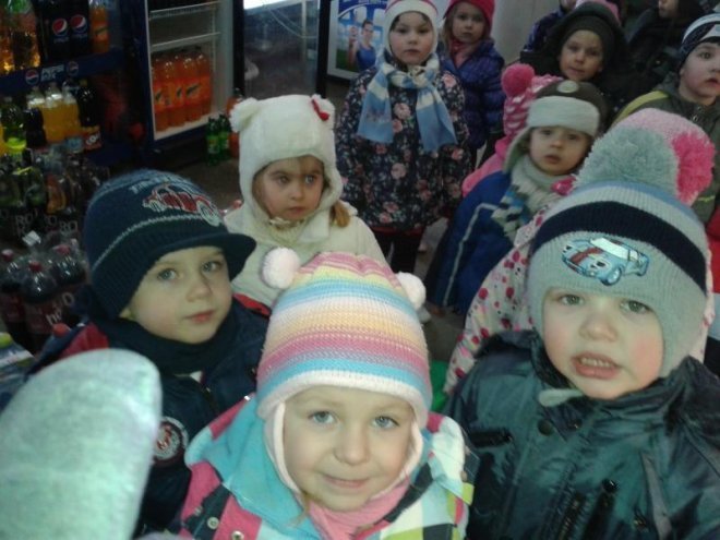 Przedszkolaki z Goworowa odwiedzają miejscowych przedsiębiorców i dowiadują się ciekawostek związanych z ich zawodami [10.03.2014] - zdjęcie #2 - eOstroleka.pl