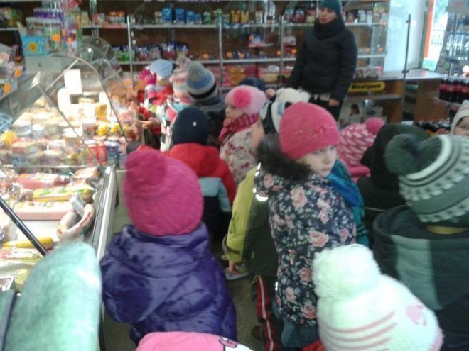 Przedszkolaki z Goworowa odwiedzają miejscowych przedsiębiorców i dowiadują się ciekawostek związanych z ich zawodami [10.03.2014] - zdjęcie #21 - eOstroleka.pl