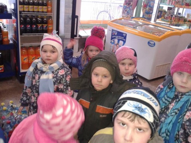 Przedszkolaki z Goworowa odwiedzają miejscowych przedsiębiorców i dowiadują się ciekawostek związanych z ich zawodami [10.03.2014] - zdjęcie #5 - eOstroleka.pl
