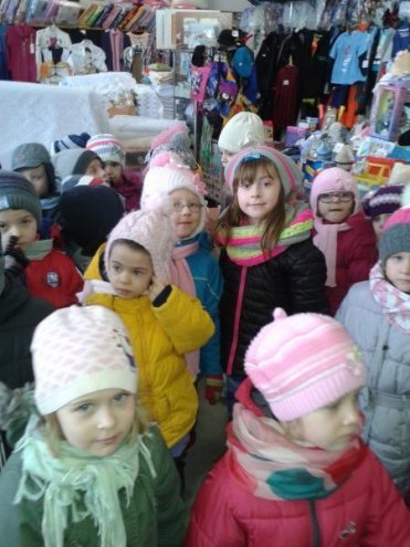 Przedszkolaki z Goworowa odwiedzają miejscowych przedsiębiorców i dowiadują się ciekawostek związanych z ich zawodami [10.03.2014] - zdjęcie #7 - eOstroleka.pl
