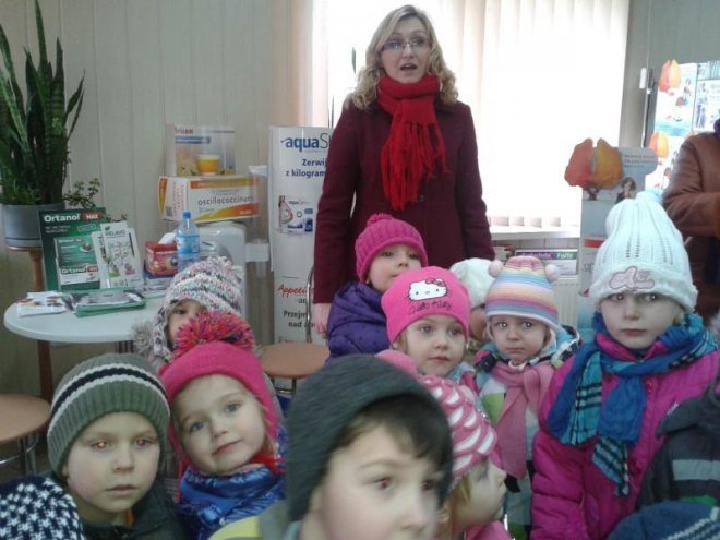 Przedszkolaki z Goworowa odwiedzają miejscowych przedsiębiorców i dowiadują się ciekawostek związanych z ich zawodami [10.03.2014] - zdjęcie #16 - eOstroleka.pl