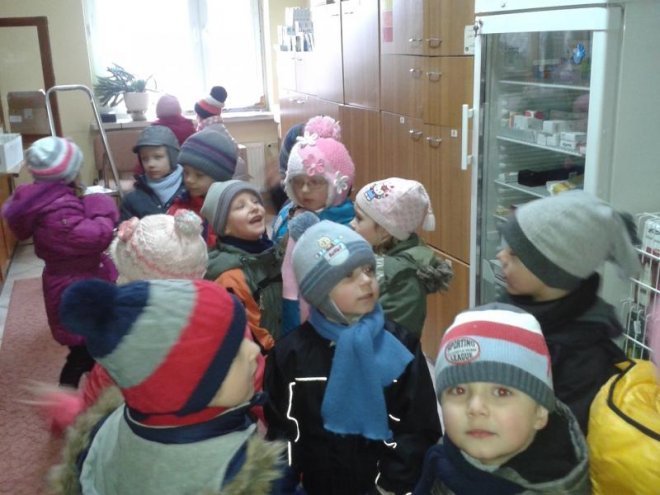 Przedszkolaki z Goworowa odwiedzają miejscowych przedsiębiorców i dowiadują się ciekawostek związanych z ich zawodami [10.03.2014] - zdjęcie #11 - eOstroleka.pl