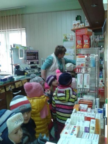 Przedszkolaki z Goworowa odwiedzają miejscowych przedsiębiorców i dowiadują się ciekawostek związanych z ich zawodami [10.03.2014] - zdjęcie #12 - eOstroleka.pl