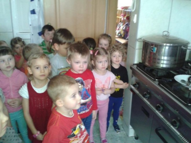 Przedszkolaki z Goworowa odwiedzają miejscowych przedsiębiorców i dowiadują się ciekawostek związanych z ich zawodami [10.03.2014] - zdjęcie #14 - eOstroleka.pl