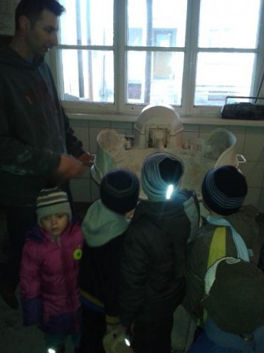 Przedszkolaki z Goworowa odwiedzają miejscowych przedsiębiorców i dowiadują się ciekawostek związanych z ich zawodami [10.03.2014] - zdjęcie #7 - eOstroleka.pl