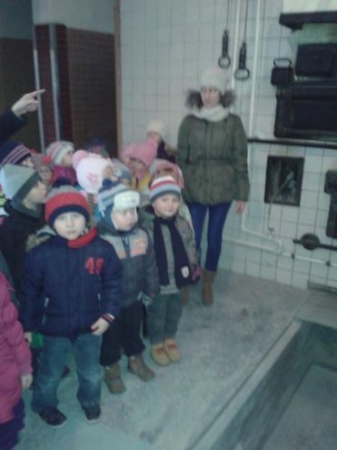 Przedszkolaki z Goworowa odwiedzają miejscowych przedsiębiorców i dowiadują się ciekawostek związanych z ich zawodami [10.03.2014] - zdjęcie #21 - eOstroleka.pl