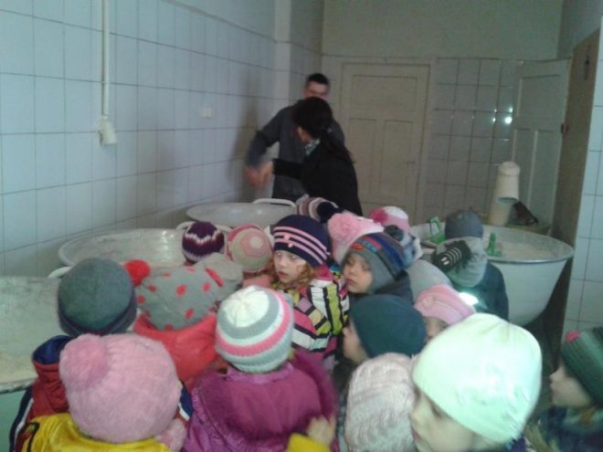 Przedszkolaki z Goworowa odwiedzają miejscowych przedsiębiorców i dowiadują się ciekawostek związanych z ich zawodami [10.03.2014] - zdjęcie #3 - eOstroleka.pl