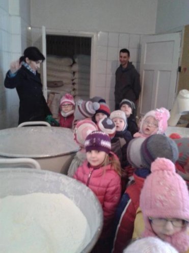 Przedszkolaki z Goworowa odwiedzają miejscowych przedsiębiorców i dowiadują się ciekawostek związanych z ich zawodami [10.03.2014] - zdjęcie #2 - eOstroleka.pl