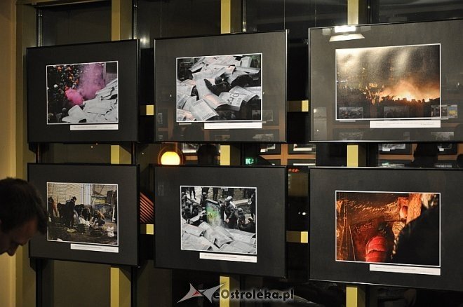 „Ludzie Majdanu” - wernisaż wystawy fotografii [14.03.2014] - zdjęcie #2 - eOstroleka.pl