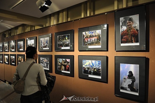 „Ludzie Majdanu” - wernisaż wystawy fotografii [14.03.2014] - zdjęcie #7 - eOstroleka.pl
