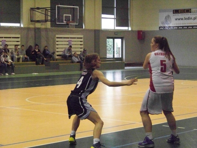 Unia Basket Ostrołęka - Ostrovia Ostrów Wielkopolski (16.03.2014) - zdjęcie #35 - eOstroleka.pl