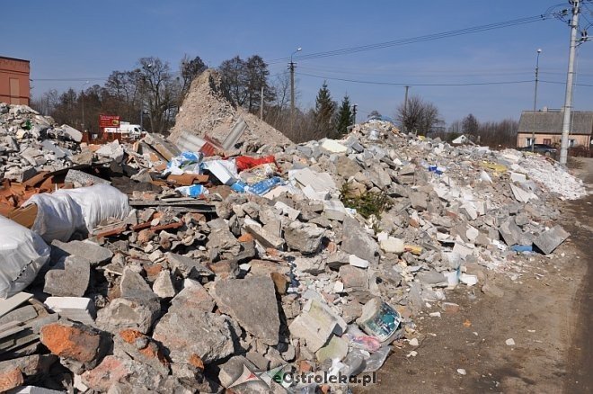 Interwencja Czytelnika: Dzikie wysypisko przy ulicy Stacha Konwy [21.03.2014] - zdjęcie #7 - eOstroleka.pl