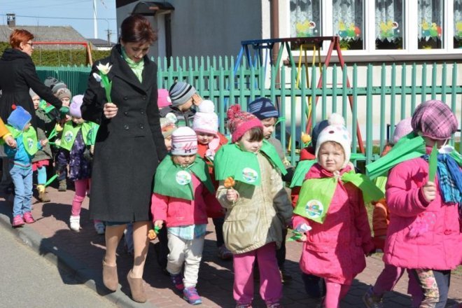 „Witamy Cię Wiosno” – Kubusiowi Przyjaciele Natury zorganizowały happening [ZDJĘCIA] - zdjęcie #16 - eOstroleka.pl