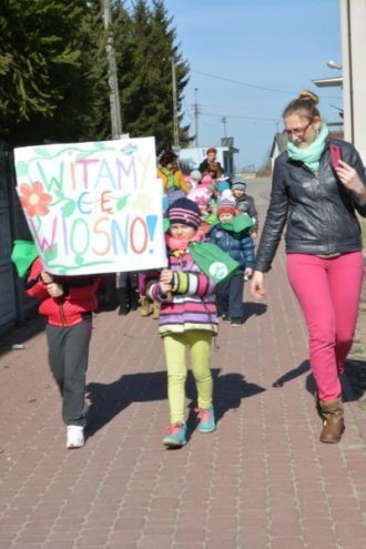 „Witamy Cię Wiosno” – Kubusiowi Przyjaciele Natury zorganizowały happening [ZDJĘCIA] - zdjęcie #12 - eOstroleka.pl