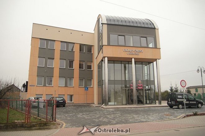 Odnowiony Urząd Gminy w Rzekuniu z większą ilością miejsc parkingowych [27.03.2014] - zdjęcie #17 - eOstroleka.pl