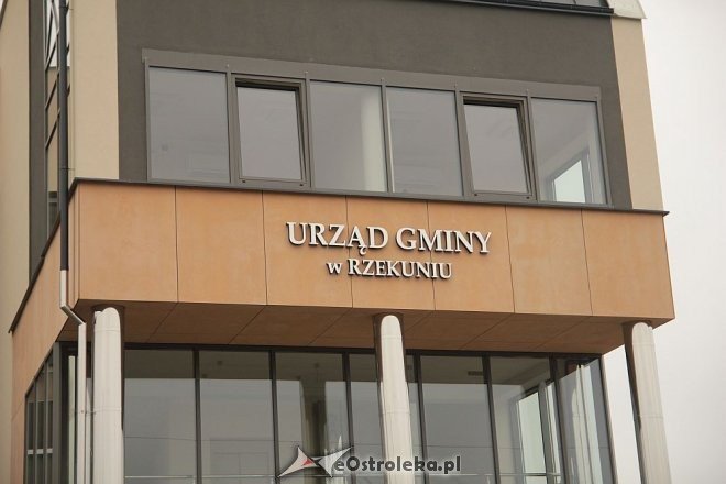 Odnowiony Urząd Gminy w Rzekuniu z większą ilością miejsc parkingowych [27.03.2014] - zdjęcie #2 - eOstroleka.pl
