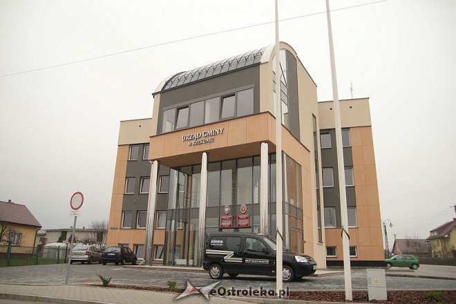 Odnowiony Urząd Gminy w Rzekuniu z większą ilością miejsc parkingowych [27.03.2014] - zdjęcie #4 - eOstroleka.pl
