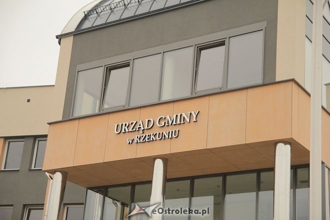 Odnowiony Urząd Gminy w Rzekuniu z większą ilością miejsc parkingowych [27.03.2014] - zdjęcie #5 - eOstroleka.pl
